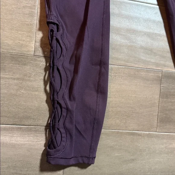 Lululemon Tied To It 7/8 Leggings in Black Cherry SZ 4 - Picture 3 of 5